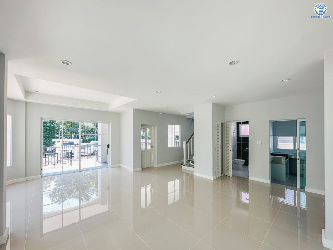 บ้านมือสองตกแต่งใหม่ โครงการ ชัยพฤกษ์ บางบัวทอง บ้านเดี่ยวจากแบรนด์ LH เนื้อที่ 83.2 ตร.ว. ฟังก์ชัน 3 ห้องนอน 3 ห้องน้ำ 1 ห้องอเนกประสงค์ จอดรถได้ 2 คัน พร้อม Facilities ครบครัน บนทำเลเดินทางสะดวก ติดถนนบางกรวย-ไทรน้อย ใกล้เซ็นทรัลเวสต์เกต และรถไฟฟ้าสายสีม่วง "สถานีบางพลู"